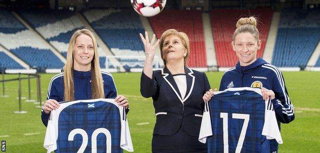 Hibs' Joelle Murray, Nicola Sturgeon and Glasgow City's Leanne Ross