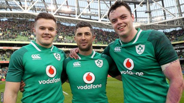 Jacob Stockdale (l) and James Ryan (r) with Grand Slam winner Rob Kearney