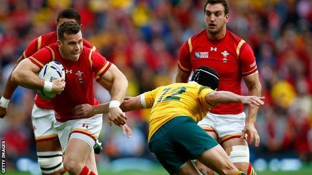 Gareth Davies tackled by Matt Giteau