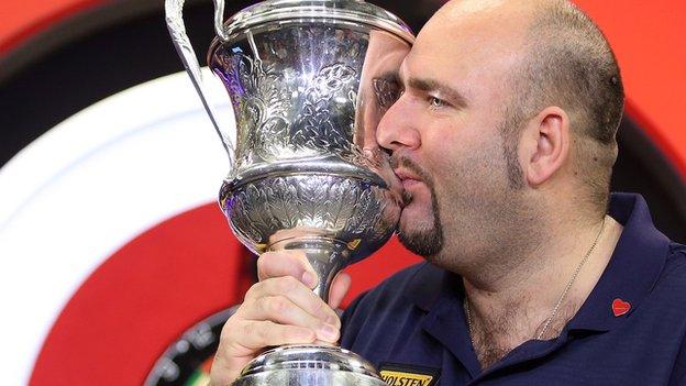 Scott Waites with the BDO trophy