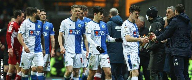 Both sets of players took on liquids and tried to stay warm during the unexpected delay after half-time