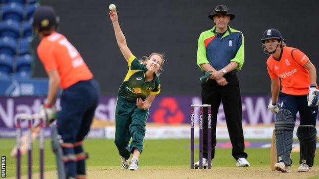 Ellyse Perry bowls in the Women's Ashes