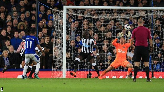 Theo Walcott scores for Everton against Newcastle