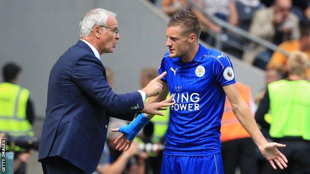 Jamie Vardy and Claudio Ranieri in discussion