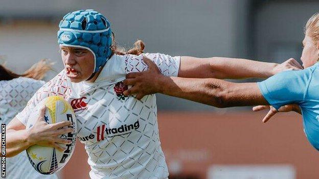 Jodie Ounsley runs with the ball