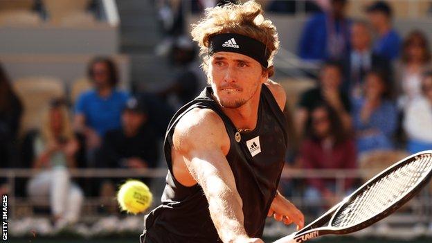 Alexander Zverev returns a ball against Carlos Alcaraz in their 2022 French Open quarter-final