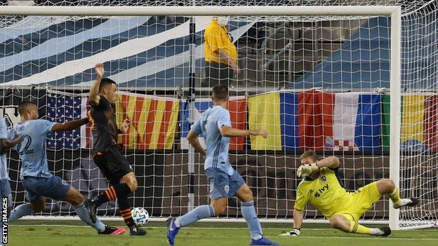 Christian Ramirez scores for Houston Dynamo