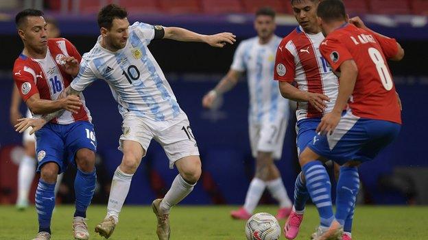 Lionel Messi of Argentina competes for the ball with Ángel Cardozo (L), Santiago Arzamendia and Richard Sanchez (R) of Paraguay