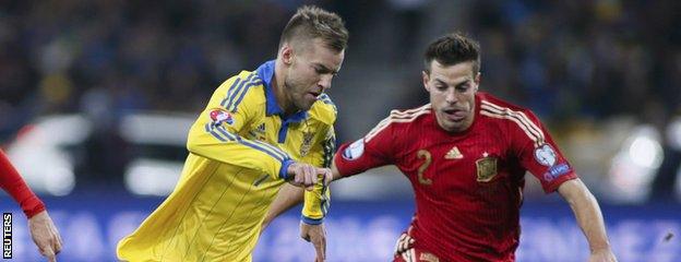 Andriy Yarmolenko takes on Cesar Azpilicueta