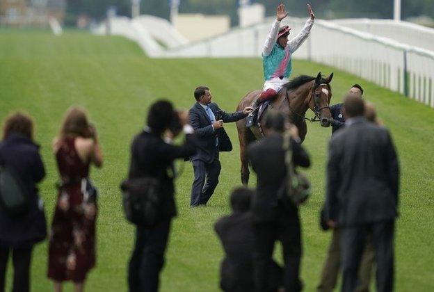 Frankie Dettori salutes the crowd