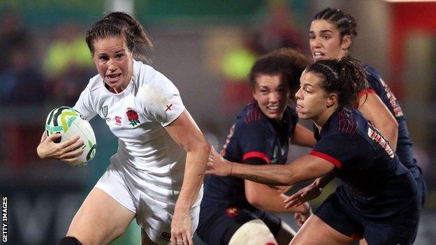 Emily Scarratt takes on the France defence