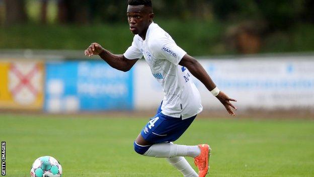 Rabbi Matondo in action for Schalke 04