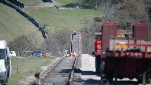 Pictures appear to show Tom Cruise filming in Derbyshire - BBC News