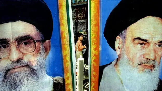 صورة لخامنئي والخميني (أ ب)