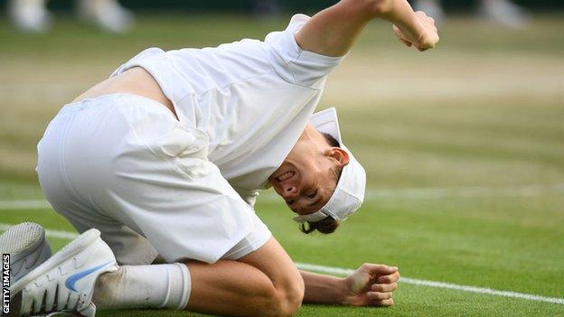 Jack Draper hits the ground in frustration