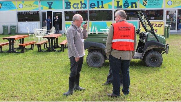 Mae'n rhaid i bob gŵyl gael dynion gyda 'walkie talkies' // Every festival needs men with 'walkie talkies'