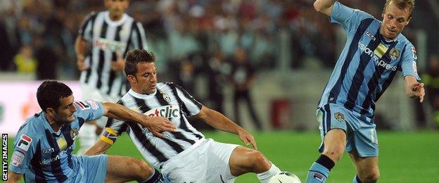 Alessandro Del Piero (C) of FC Juventus is challenged by Mike Edwards (L) and Ricky Ravenhill of Notts County