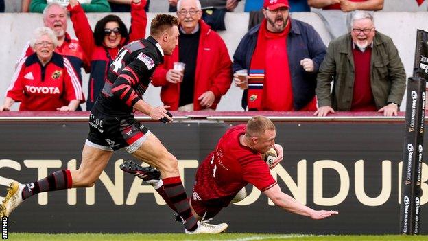 Keith Earls crosses to score Munster's second try