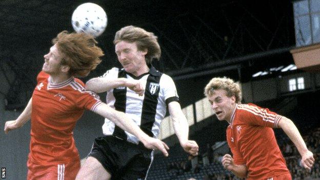 Alex McLeish and Neale Cooper playing for Aberdeen against St Mirren in 1982