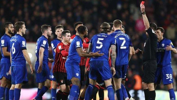 Leandro Bacuna yn gweld y cerdyn coch yn yr hanner cyntaf