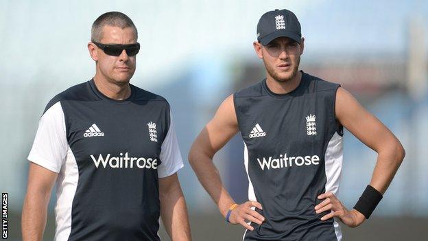 Ashley Giles (left) offers tip to Stuart Broad when he was England's ODI coach in 2014