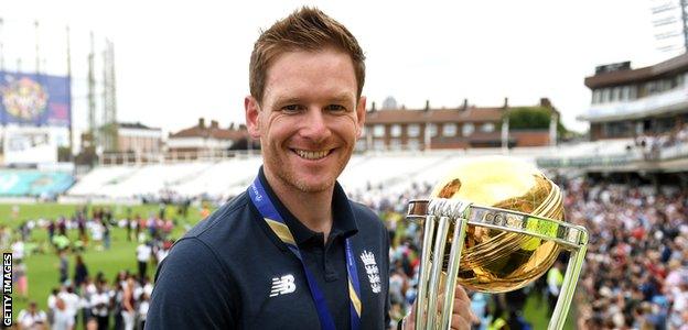 Eoin Morgan with the World Cup trophy