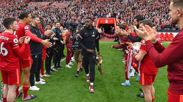 Divock Origi receives guard of honour from Liverpool players