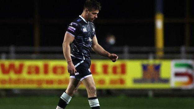 Rhys Webb walks off the field on Saturday against Dragons after suffering a shoulder injury