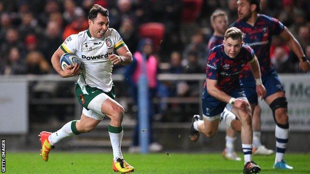 Nick Phipps charges at the Bristol Bears defence