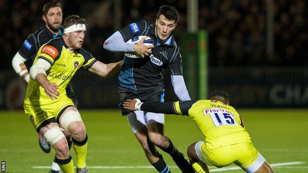 Warriors' double try-scorer Leonardo Sarto tries to evade the challenge of Graham Kitchener (left) and Telusa Veainu