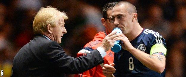 Scotland boss Gordon Strachan gives Scott Brown a drink