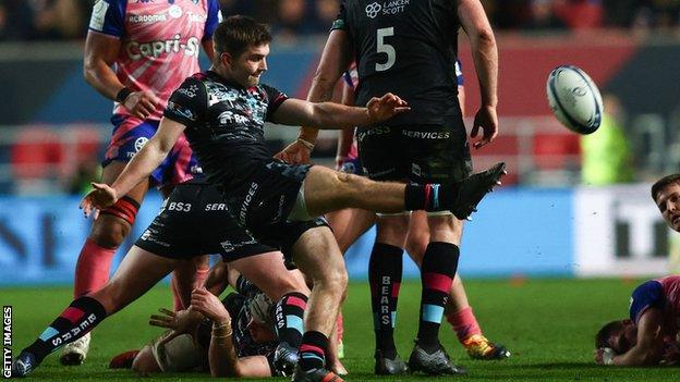 Harry Randall kicks the ball