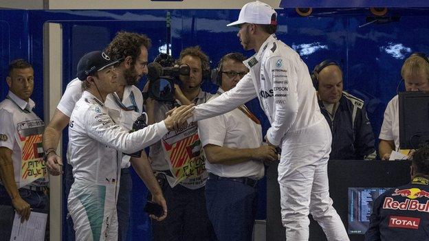 Rosberg and Hamilton shake hands