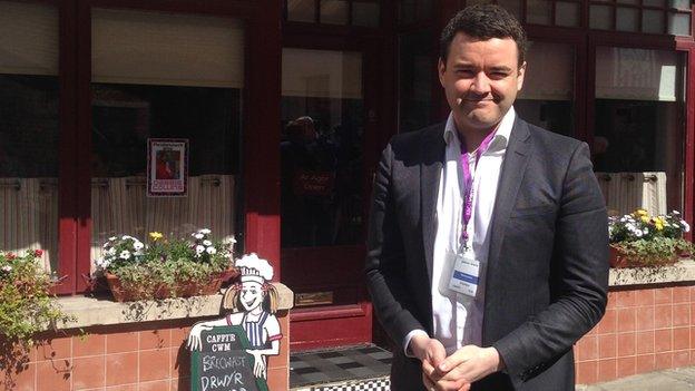 Gwion Lewis ar set 'Pobol y Cwm', un o gyfresi teledu mwyaf poblogaidd yr iaith Gymraeg