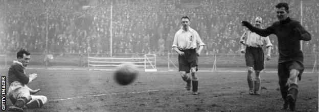 Hughie Gallacher, left, was making his first appearance after being banned for pushing a referee into a bath