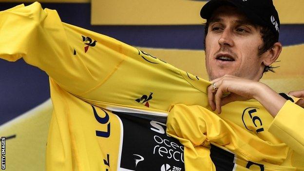 Geraint Thomas puts on the yellow jersey