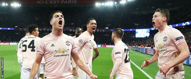 Manchester United celebrate Marcus Rashford's winning penalty at Paris St-Germain