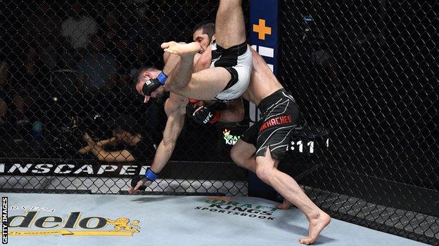 Islam Makhachev takes down Thiago Moises at UFC Fight Night