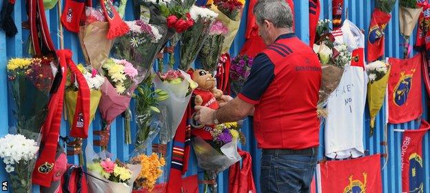 Fans place tributes to Anthony Foley