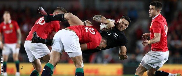 Ben Te'o tackling Sonny Bill Williams