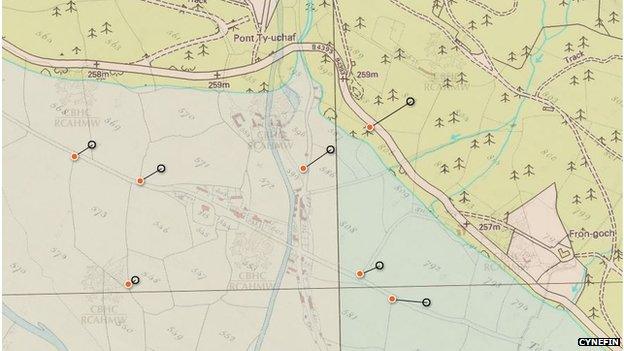 Gallwch weld y pentref ar hen fab degwm 1842 yng nghanol y llun, drwy ddefnyddio mae'r map modern sydd drosto'n dangos lle mae'r dŵr heddiw