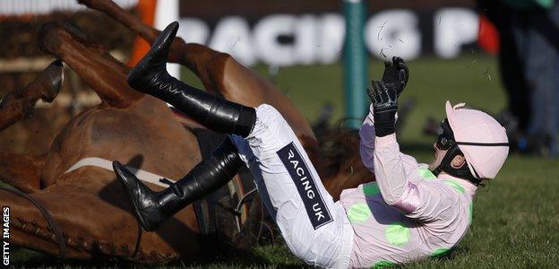 Ruby Walsh falls off Annie Power in 2015