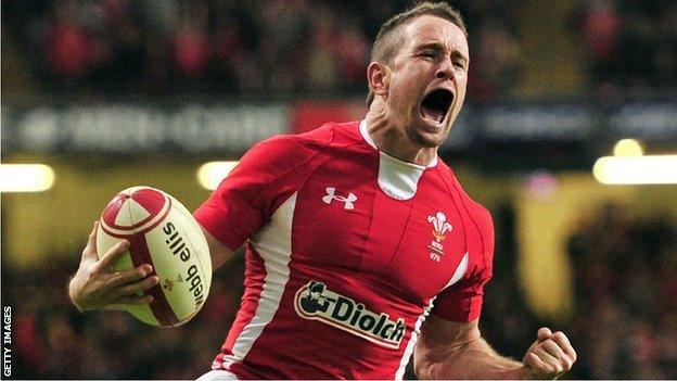 Shane Williams yn dathlu sgorio dros Gymru