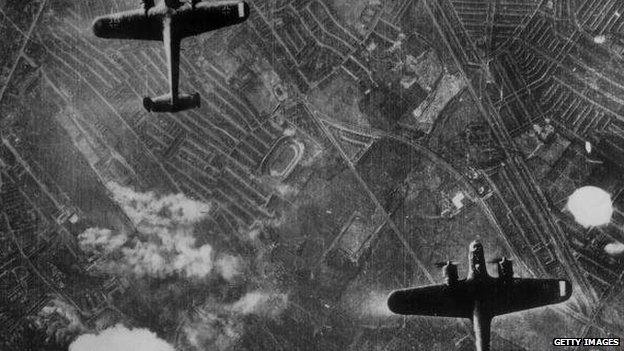 German bombers flying over London