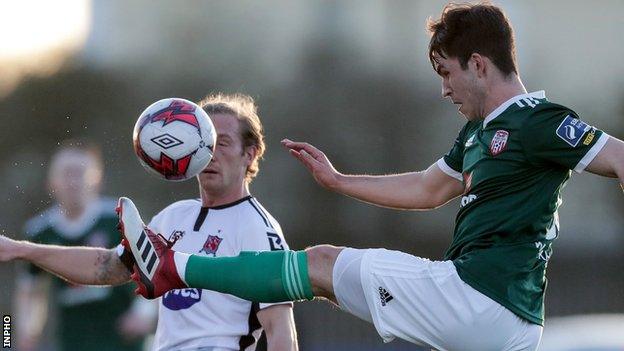 John Mountney and Jack Doyle vie for possession at Oriel Park