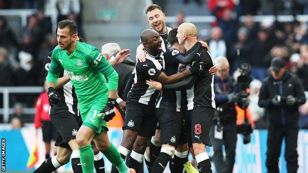 Newcastle celebrate Jonjo Shelvey's goal