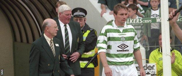 Fergus McCann and Tom Boyd unfurl the championship flag in 1998