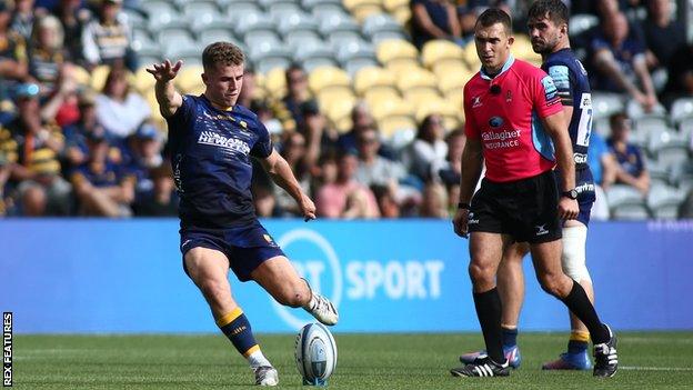 Fly-half Billy Searle takes a penalty for Worcester