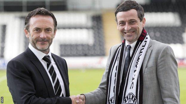 Jack Ross (right) shakes hands with St Mirren chairman Gordon Scott