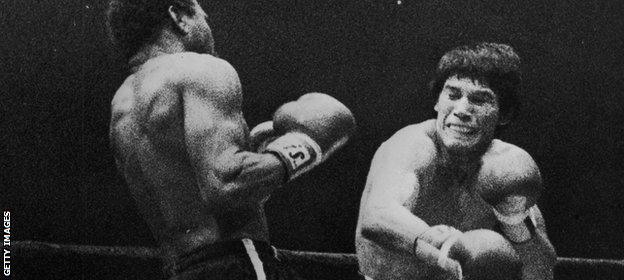 Carlos Monzon (right) beat Jose Napoles (left) in 1974